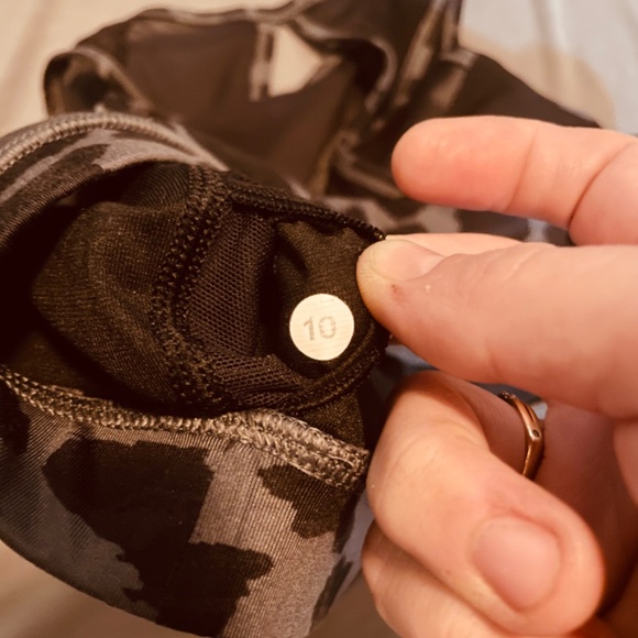 Lululemon High Neck Sports Bra Size 10 - Picture 2 of 4